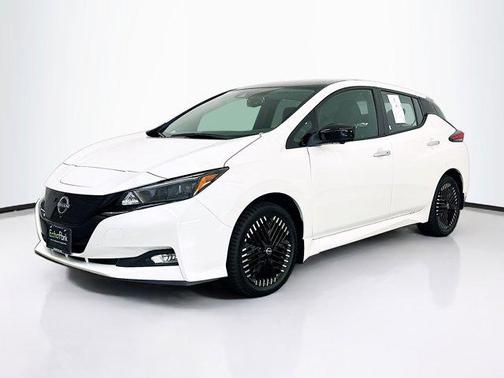 Super Black/Pearl White 2025 Nissan Leaf SV PLUS