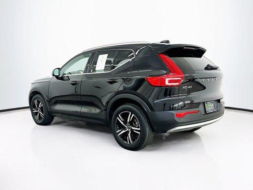 2025 Volvo XC40 B5 Core Bright Theme