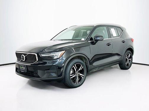 2025 Volvo XC40 B5 Core Bright Theme
