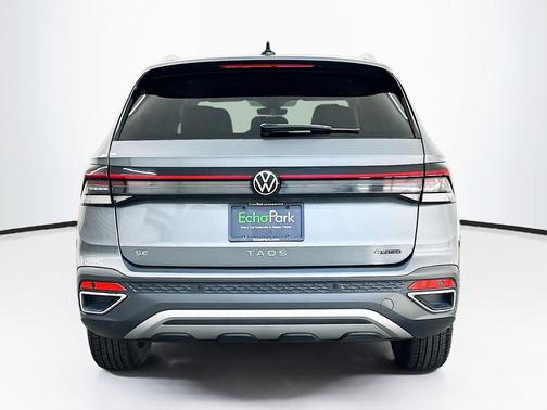 Platinum Gray Metallic 2025 Volkswagen Taos 1.5T SE