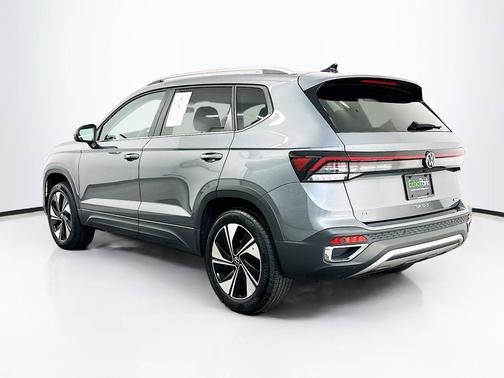 Platinum Gray Metallic 2025 Volkswagen Taos 1.5T SE