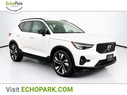 2025 Volvo XC40 B5 Plus Dark Theme