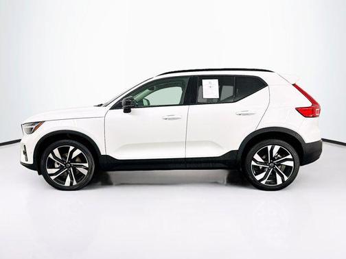 2025 Volvo XC40 B5 Plus Dark Theme