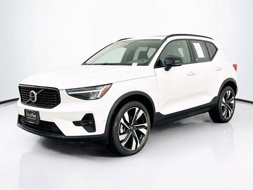 2025 Volvo XC40 B5 Plus Dark Theme