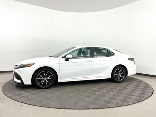 Photo 5 of 37 of 2021 Toyota Camry SE