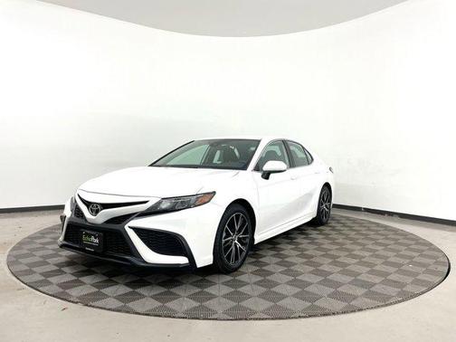 Photo 3 of 37 of 2021 Toyota Camry SE