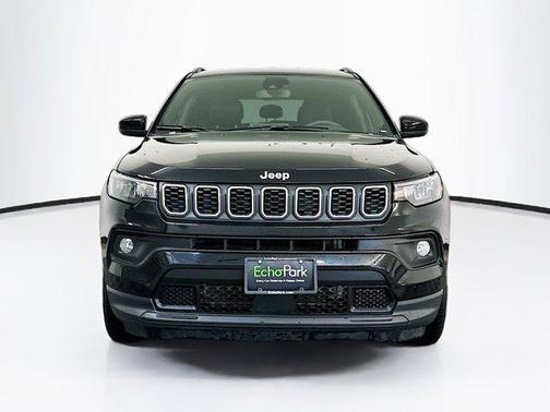 Diamond Black Crystal Pearlcoat 2025 Jeep Compass Latitude
