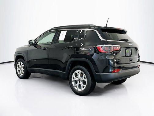 Diamond Black Crystal Pearlcoat 2025 Jeep Compass Latitude