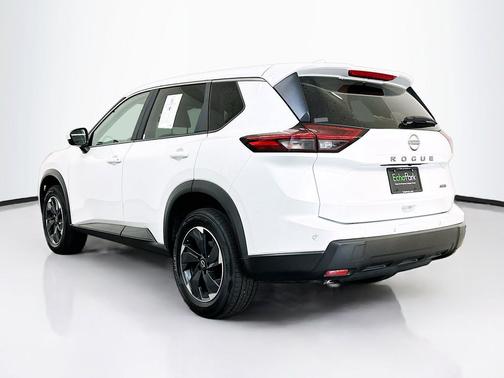 Everest White Pearl 2025 Nissan Rogue SV