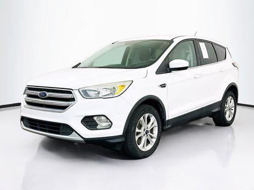 Oxford White 2017 Ford Escape SE