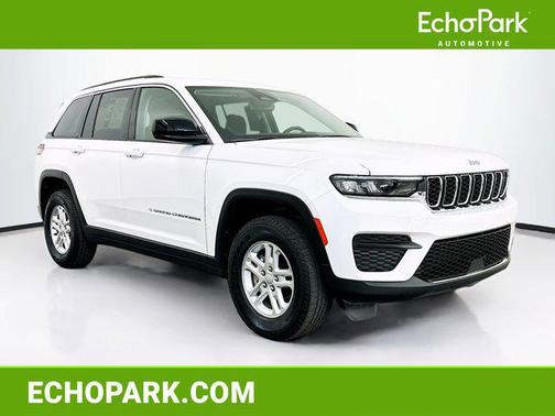 Bright White Clearcoat 2023 Jeep Grand Cherokee Laredo