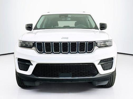 Bright White Clearcoat 2023 Jeep Grand Cherokee Laredo