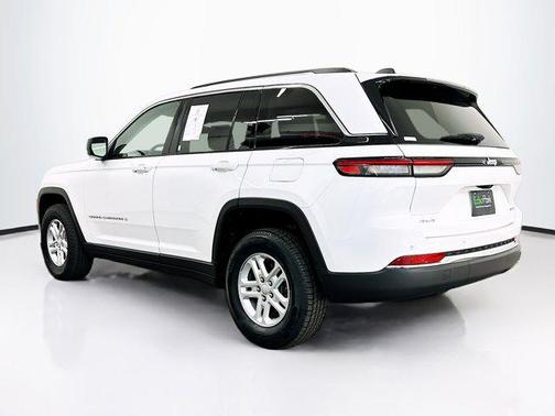 Bright White Clearcoat 2023 Jeep Grand Cherokee Laredo