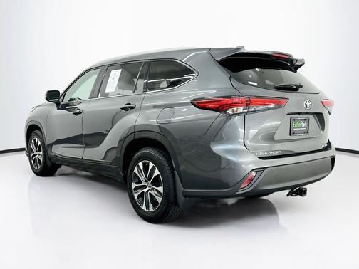 Magnetic Gray Metallic 2022 Toyota Highlander XLE