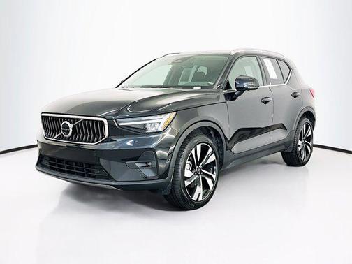 2025 Volvo XC40 B5 Plus Bright Theme