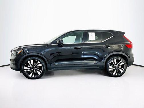 2025 Volvo XC40 B5 Plus Bright Theme