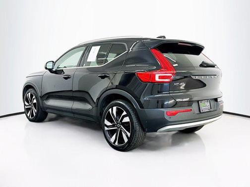 2025 Volvo XC40 B5 Plus Bright Theme
