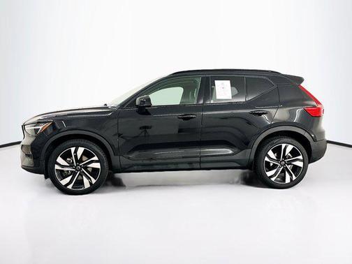 2025 Volvo XC40 B5 Plus Dark Theme
