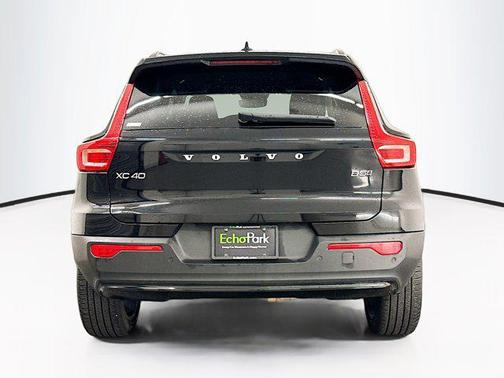 2025 Volvo XC40 B5 Plus Dark Theme
