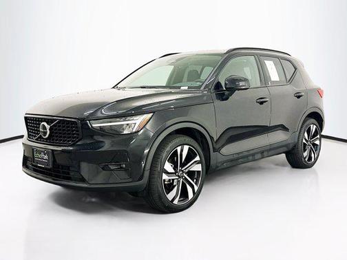 2025 Volvo XC40 B5 Plus Dark Theme