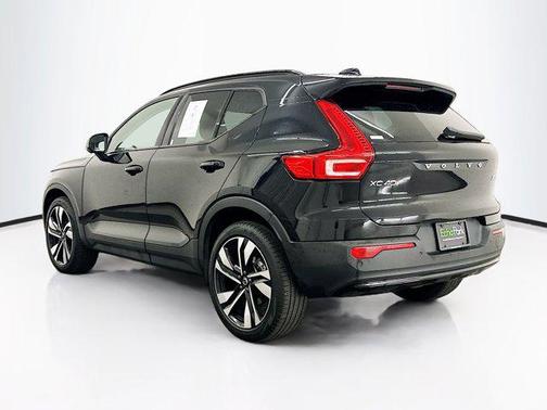 2025 Volvo XC40 B5 Plus Dark Theme