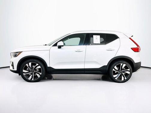 2023 Volvo XC40 B5 Plus Bright Theme