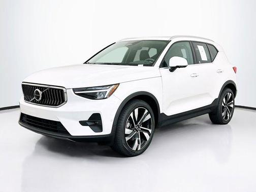2023 Volvo XC40 B5 Plus Bright Theme