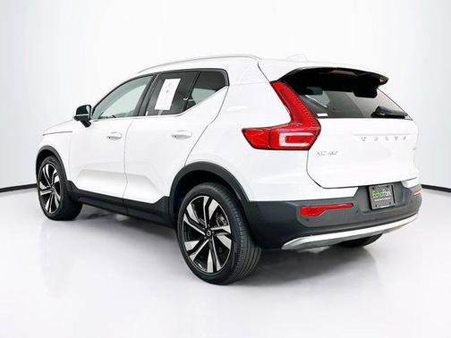 2023 Volvo XC40 B5 Plus Bright Theme
