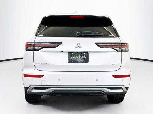 White Diamond 2025 Mitsubishi Outlander SE 2.5 S-AWC