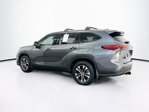 Magnetic Gray Metallic 2022 Toyota Highlander XLE
