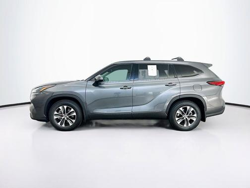 Magnetic Gray Metallic 2022 Toyota Highlander XLE