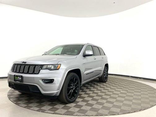 Photo 3 of 38 of 2019 Jeep Grand Cherokee Altitude
