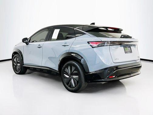 Boulder Gray Pearl/Black Diamond Pearl 2024 Nissan ARIYA ENGAGE