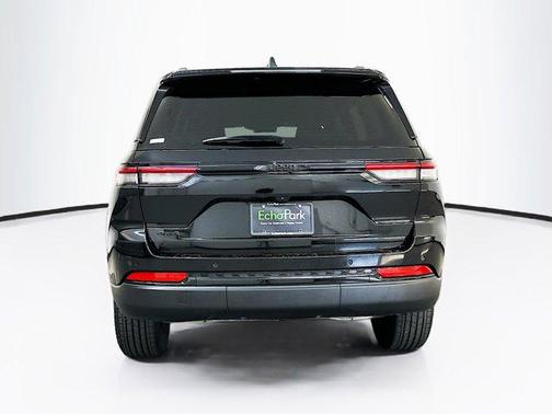 Diamond Black Crystal Pearlcoat 2025 Jeep Grand Cherokee Altitude