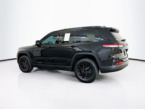 Diamond Black Crystal Pearlcoat 2025 Jeep Grand Cherokee Altitude