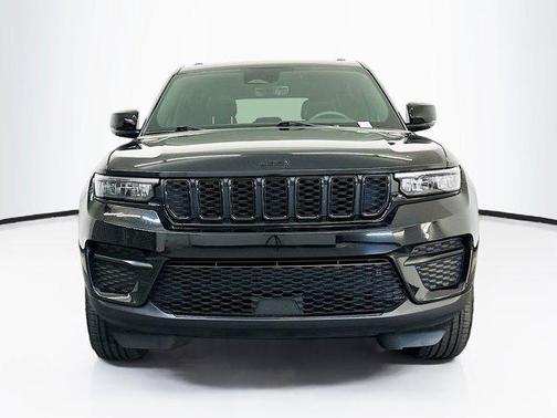 Diamond Black Crystal Pearlcoat 2025 Jeep Grand Cherokee Altitude