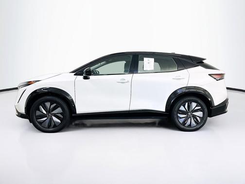 Everest White Pearl Tricoat/Black Diamond Pearl 2023 Nissan ARIYA ENGAGE