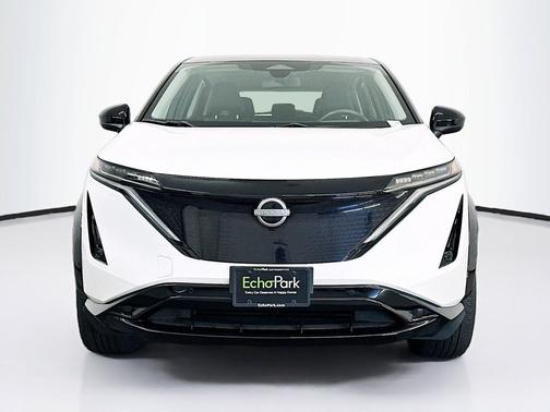 Everest White Pearl Tricoat/Black Diamond Pearl 2023 Nissan ARIYA ENGAGE