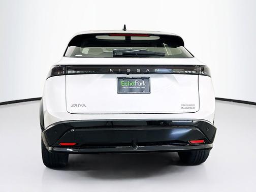 Everest White Pearl Tricoat/Black Diamond Pearl 2023 Nissan ARIYA ENGAGE