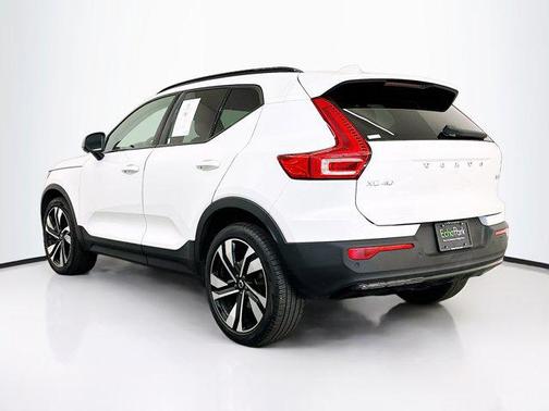 2025 Volvo XC40 B5 Plus Dark Theme