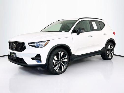 2025 Volvo XC40 B5 Plus Dark Theme