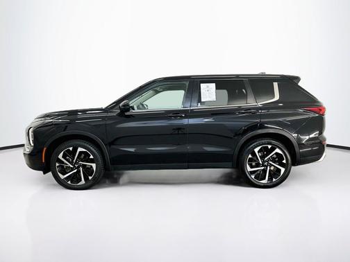 Labrador Black Pearl 2024 Mitsubishi Outlander SE S-AWC
