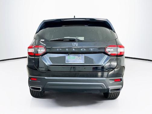 Crystal Black Pearl 2025 Honda Pilot Sport