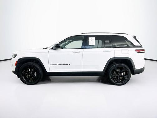 Bright White Clearcoat 2023 Jeep Grand Cherokee Altitude