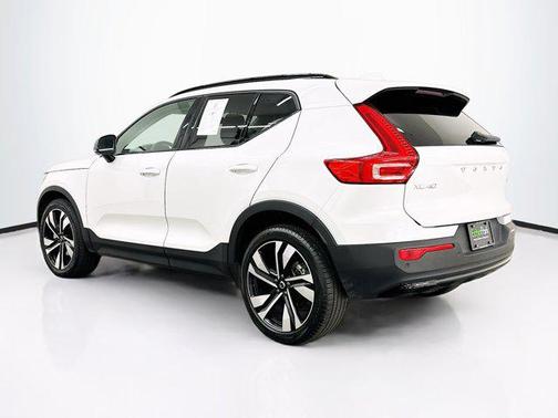 2025 Volvo XC40 B5 Plus Dark Theme