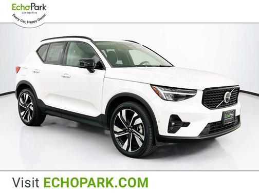2025 Volvo XC40 B5 Plus Dark Theme