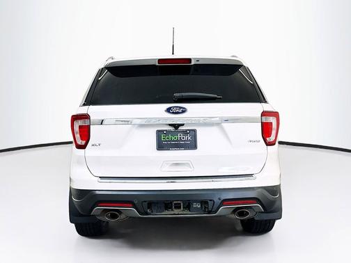 White Platinum Metallic Tri-Coat 2018 Ford Explorer XLT