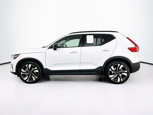 2025 Volvo XC40 B5 Plus Dark Theme