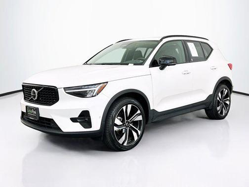 2025 Volvo XC40 B5 Plus Dark Theme