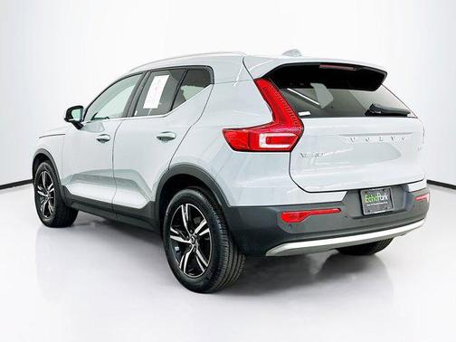 2025 Volvo XC40 B5 Core Bright Theme
